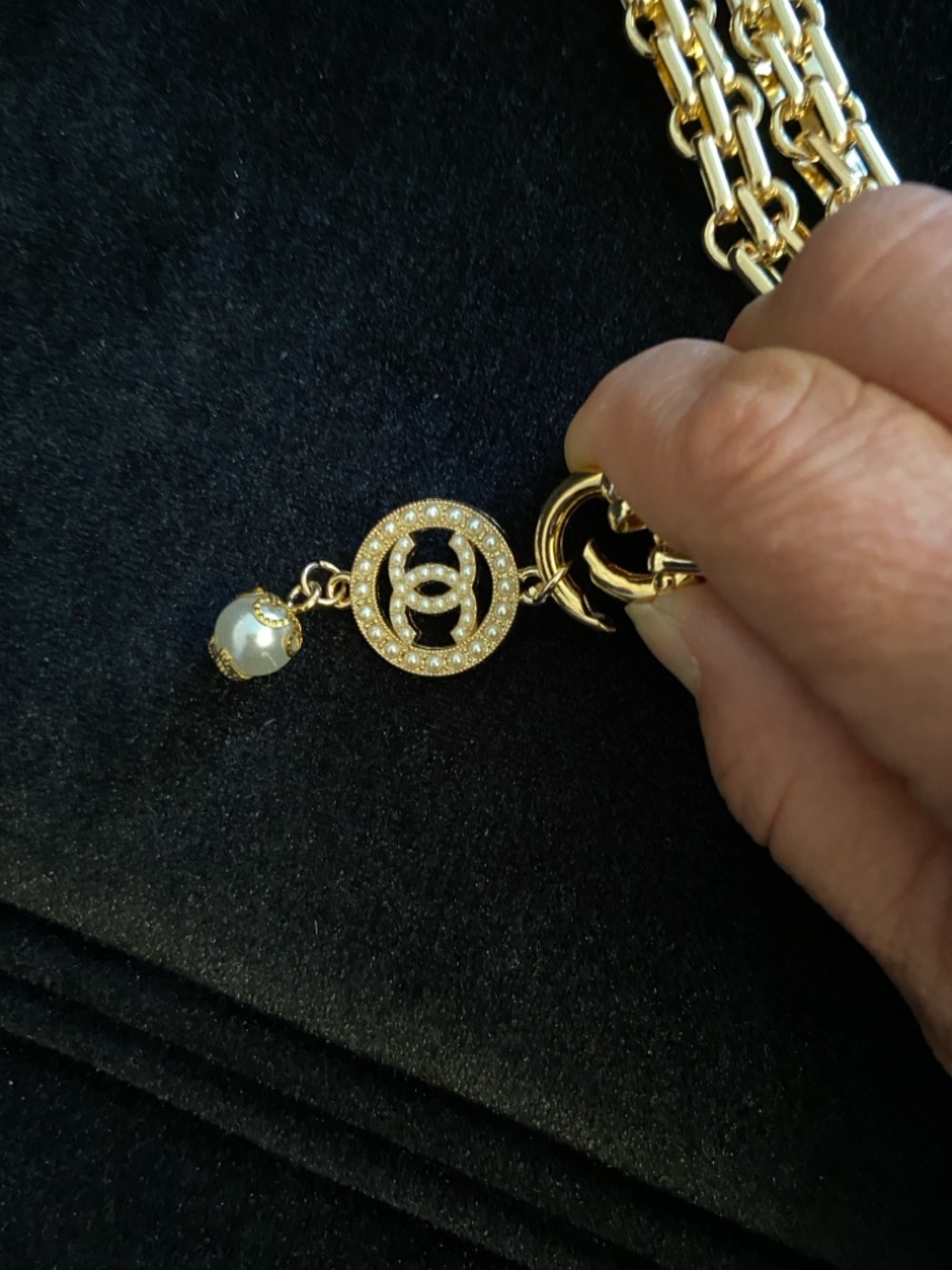 CHANEL Logo Medallion  Pearl Drop Charm And Gold Link Chain Necklace - Picture 12 of 12